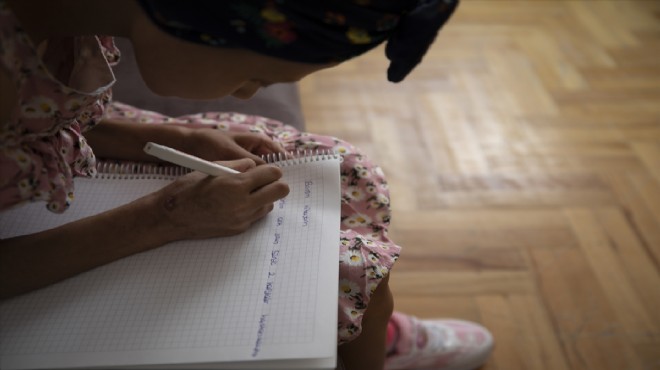 9 yaşındaki Ecrin kanserle savaşını kitaba döküyor