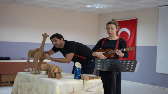 'Kendini Arayan Zürafa' miniklerle buluştu