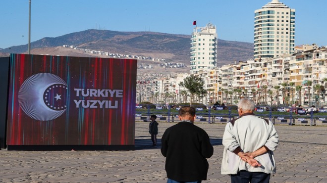  Türkiye Yüzyılı  videoları İzmir de dev LED ekranda