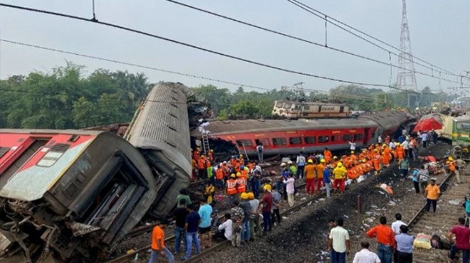 3 tren birbirine girdi: 233 ölü, 900 den fazla yaralı