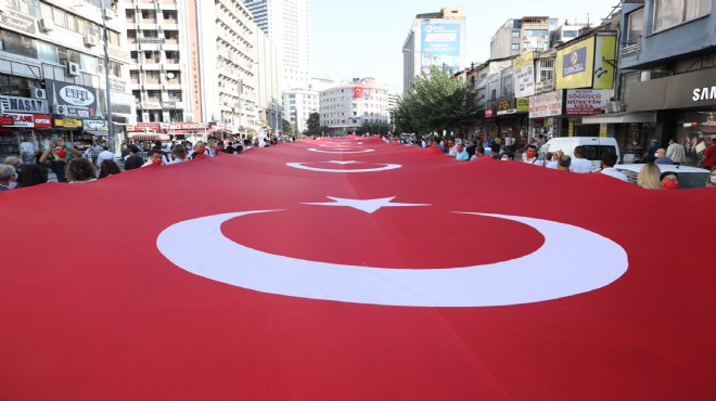 350 metrelik bayrakla Zafer Yürüyüşü: İzmir tek yürek!
