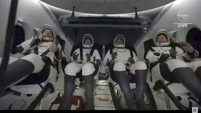4 astronot 200 gün sonra Dünya ya döndü!