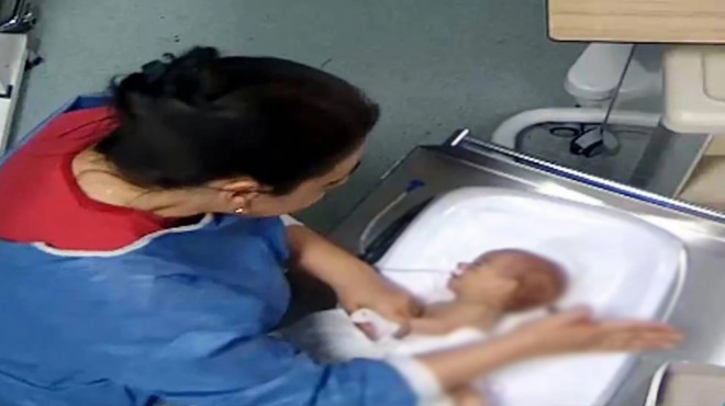 5 günlük bebeği darbeden hemşire tutuklandı