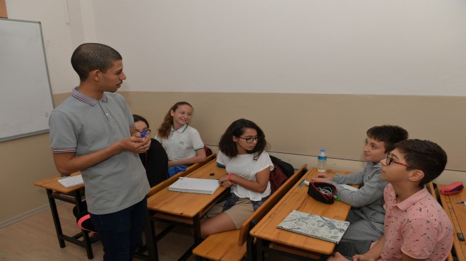 AIESEC’li öğrenciler Çiğli de İngilizce öğretiyor