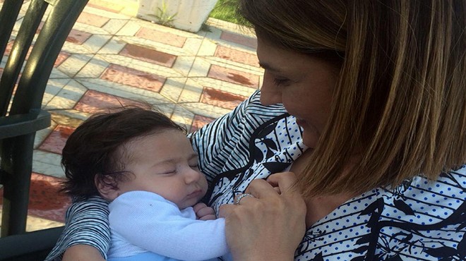 AK Parti Adayı Eroğlu ndan  bebek kokusuyla  seçim mesaisi