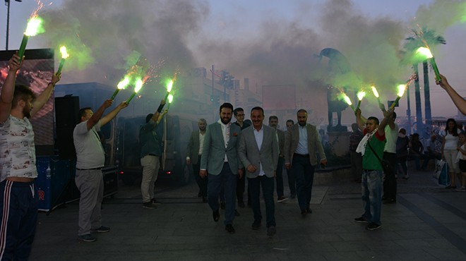 AK Parti Karşıyaka yı İzmir Marşı ile inletti