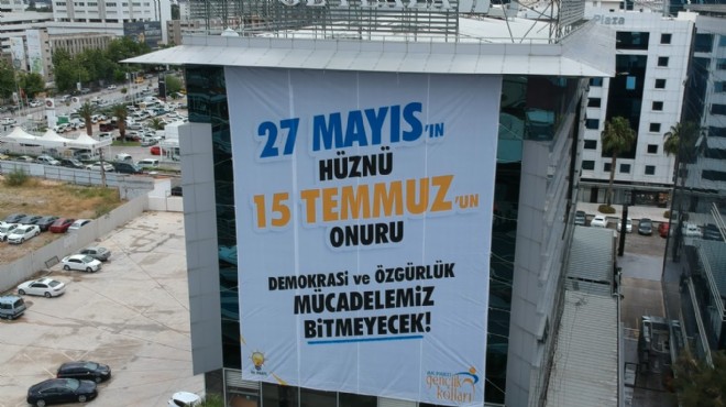 AK Parti İzmir İl Binası na 27 Mayıs ve 15 Temmuz mesajlı dev pankart!