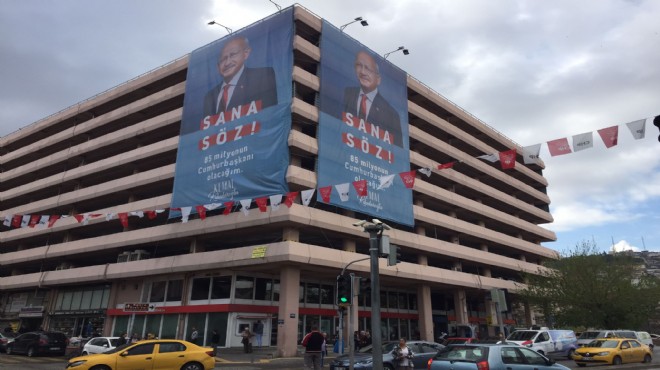 İzmir siyasetinde gündem o afiş... AK Parti: Kamusal alan, CHP: Sökülüyor!