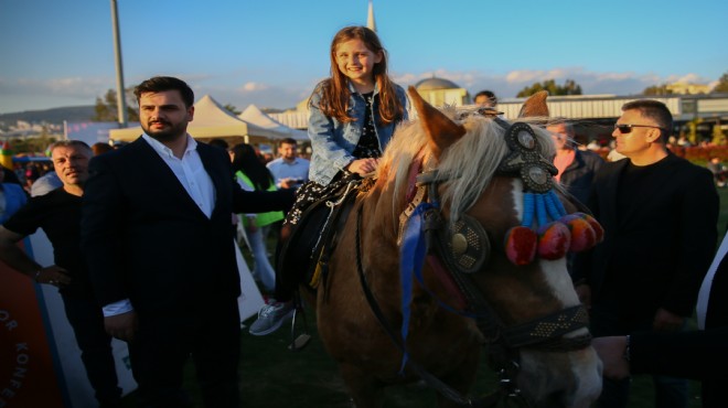 AK Parti li İnan çocukların 23 Nisan sevincine ortak oldu