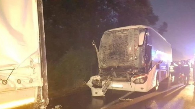 AK Partilileri taşıyan otobüs TIR a çarptı: 22 yaralı
