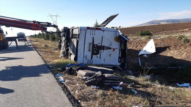 Afyonkarahisar da yolcu otobüsü devrildi: 1 ölü, 40 yaralı