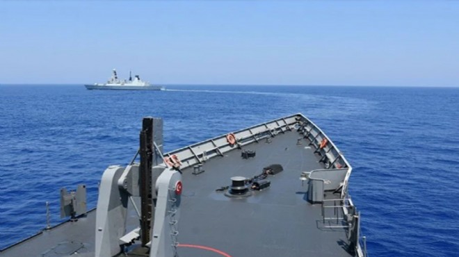 Barış rüzgarları: Türk-Yunan gemileri yan yana!