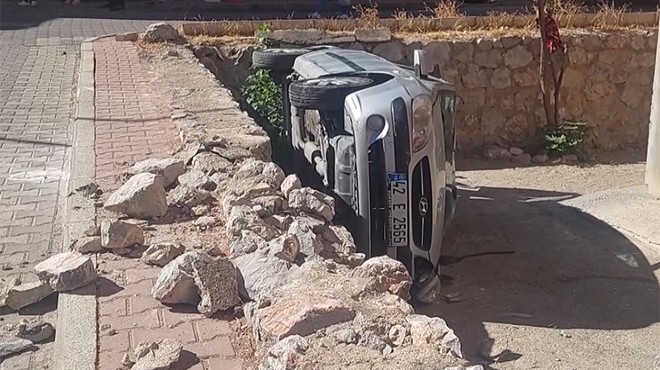 Akıl almaz kaza: Otomobil evin bahçesine düştü!