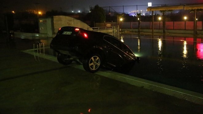 Akılalmaz kaza: Otomobil havuza düştü!
