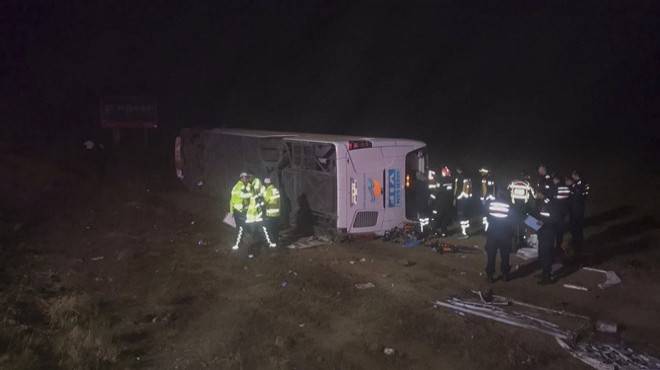 Aksaray da yolcu otobüsü devrildi: 1 ölü, 37 yaralı