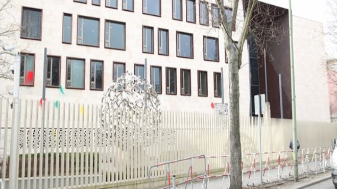 Almanya da Türk Büyükelçiliği ne boyalı saldırı