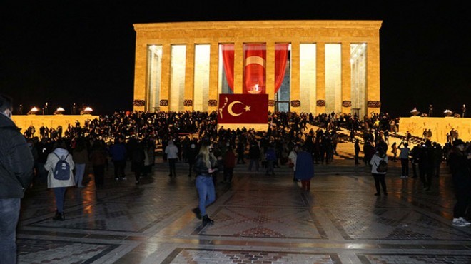 Anıtkabir de gece yoğunluğu: Binler akın etti