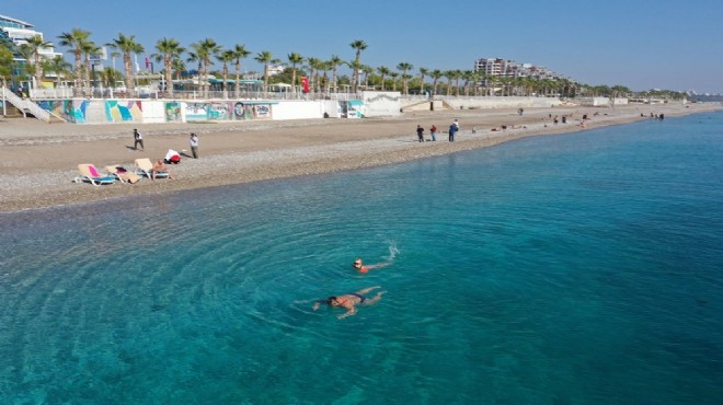 Antalya da sahiller turistlere kaldı