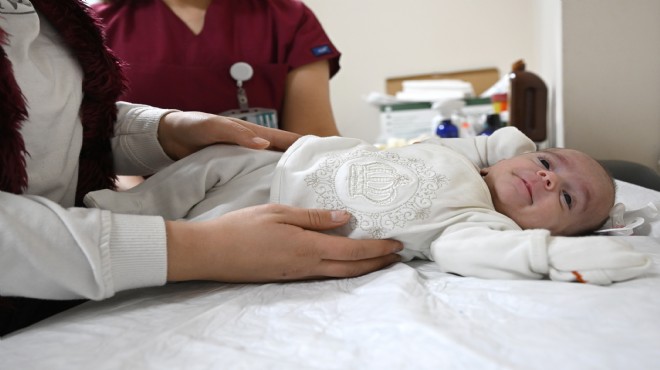 Bağırsakları dışarıda doğan bebek 90 günde 3 ameliyat geçirdi
