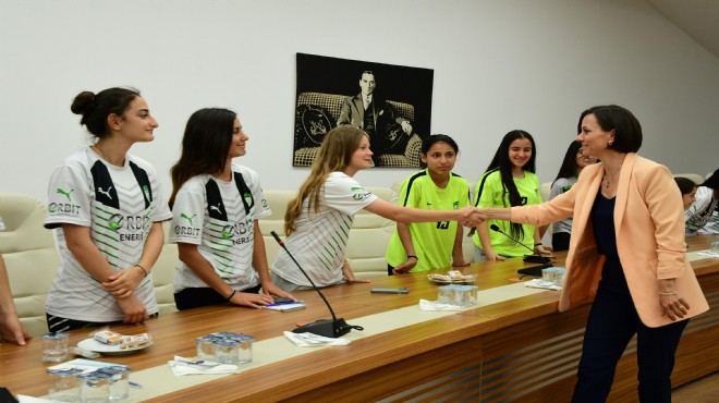 Başkan Kınay kız futbol takımı ile buluştu