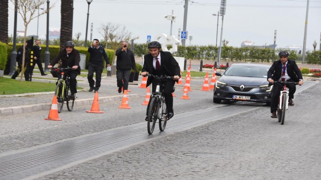 Başkan Soyer 23 Nisan kutlamalarına bisiklete gitti