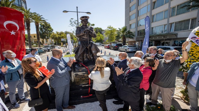 Başkan Soyer Tıbbiyeli Hikmet heykelini açtı