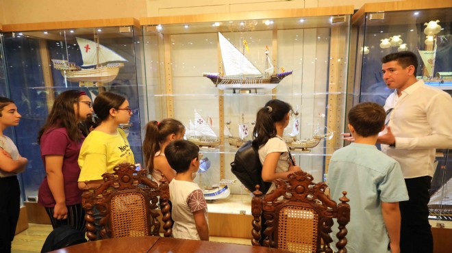 Bayraklı nın çocukları deniz müzesini gezdi