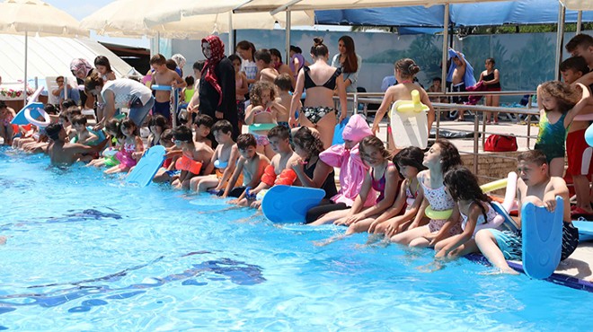 Bayraklılı çocukların havuz keyfi