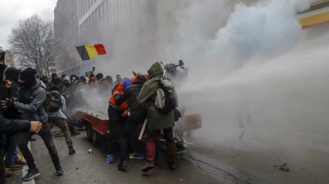 Belçika da sokaklar karıştı: Kısıtlamalara protesto!