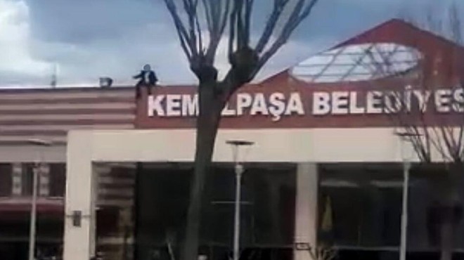 Belediye binasında intihar girişimi: Yeri değiştirilen işçi çatıya çıktı!