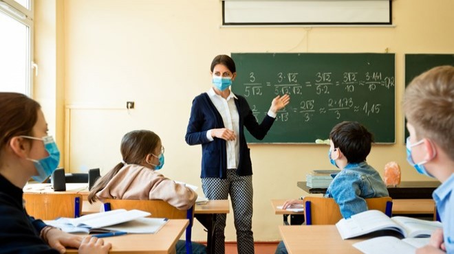 Bilim Kurulu Üyesi: Çocuklar okulda daha az risk altında