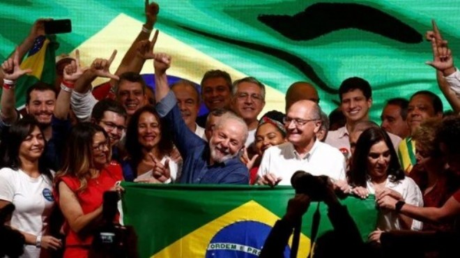 Brezilya da seçimi solcu lider Lula da Silva kazandı