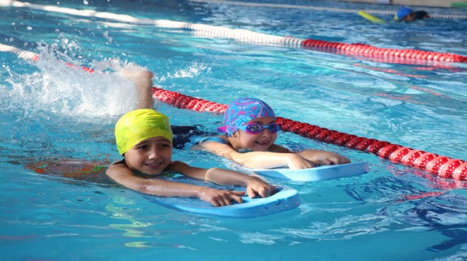 Buca’da yüzme kurslarına öğrenci akını