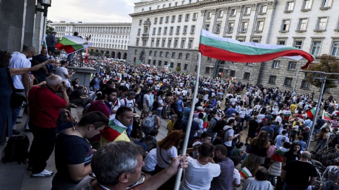 Bulgaristan da binlerce kişi hükümeti istifaya çağırdı!