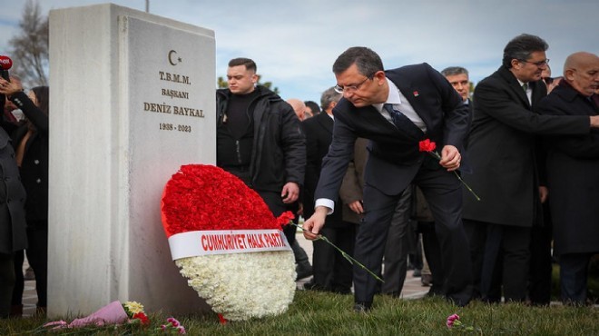 CHP Genel Başkanı Özel Deniz Baykal ı mezarı başında andı