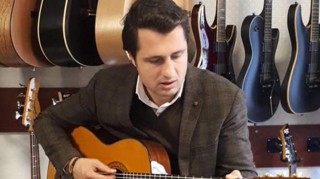 CHP İl Başkanı siyasetin stresini gitarla atıyor!