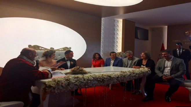 CHP İzmir i buluşturan nikah: Şahitler arasında Genel Başkan da vardı!