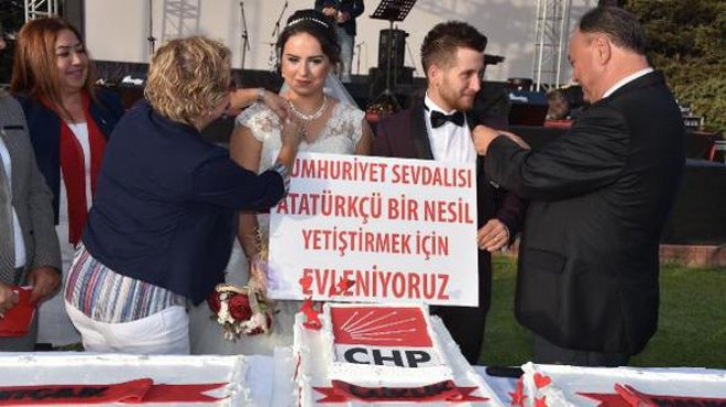 CHP İzmir de renkli yıldönümü kutlaması