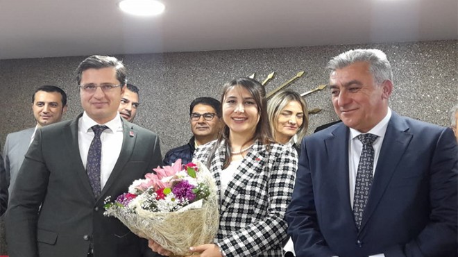 CHP İzmir’de ilk istifa: 11 yıllık yönetici adaylık için yola çıktı!