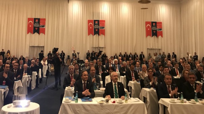 CHP de başkanlar zirvesi:  Aile fotoğrafı nda dikkat çeken İzmir detayı!