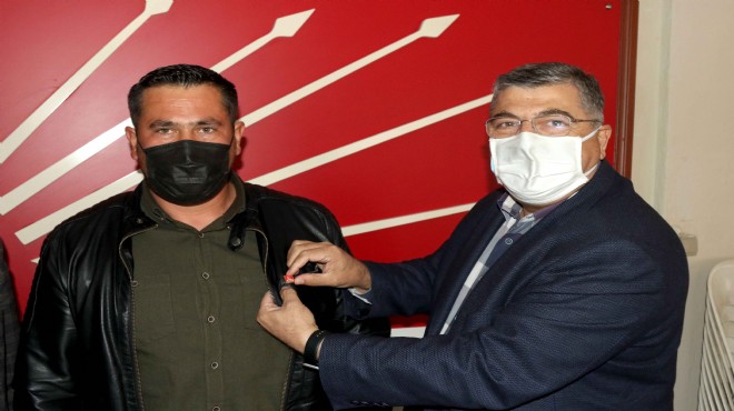 CHP li Sındır Tire de yeni üyelere rozetleri taktı