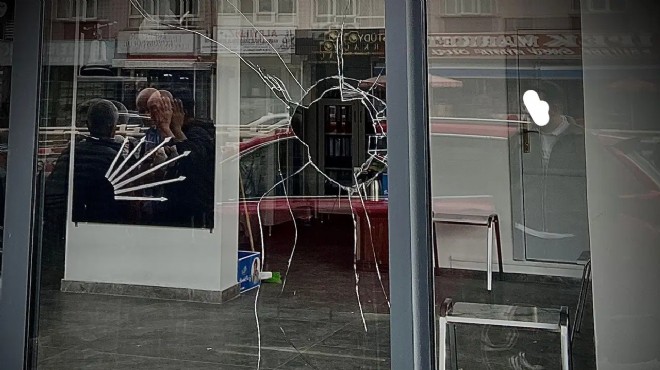 CHP'nin ilçe başkanlığına taşlı saldırı!