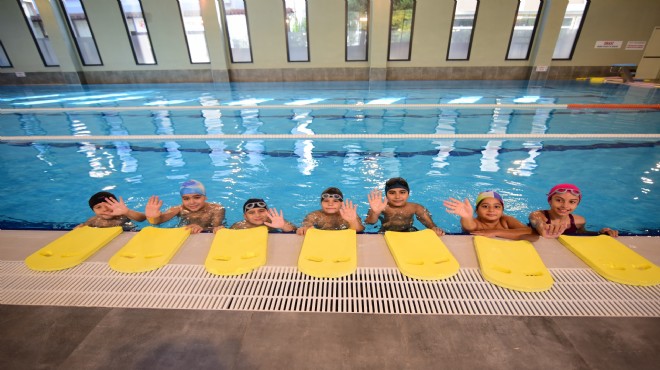 Çamdibi'nde 550 çocuk yüzme eğitimi alıyor