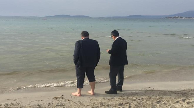 Belediye başkanı o sorun için paçaları sıvadı, sahile indi!
