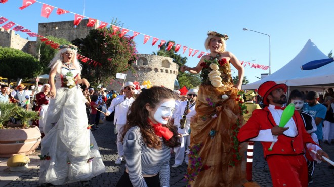 Çeşme de karnaval havası: Fenomen festival 25 yıl sonra geri döndü!