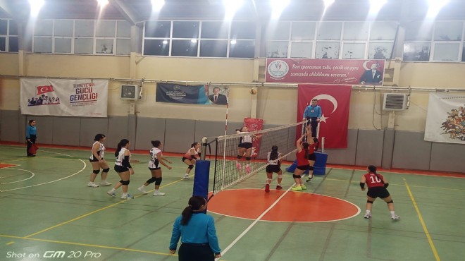 Çiğli Belediyesi'nin voleybol takımları zirvede