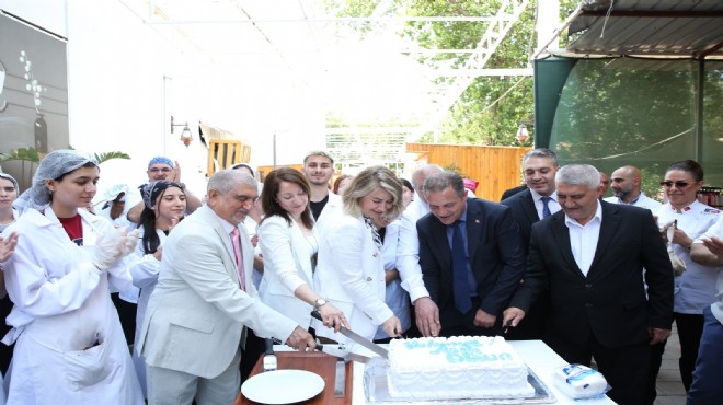 Çiğli'de kursiyerlerin mezuniyet sevinci