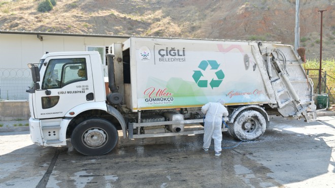 Çiğli’de çöp kamyonlarına virüs temizliği