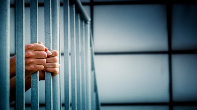 Corona virüs nedeniyle ziyarete kapatılan hapishanede ölümlü protesto