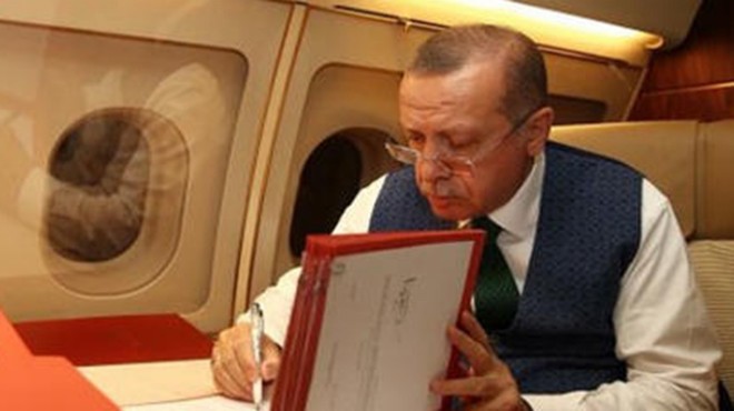 Cumhurbaşkanı Erdoğan dan uçakta liste mesaisi!
